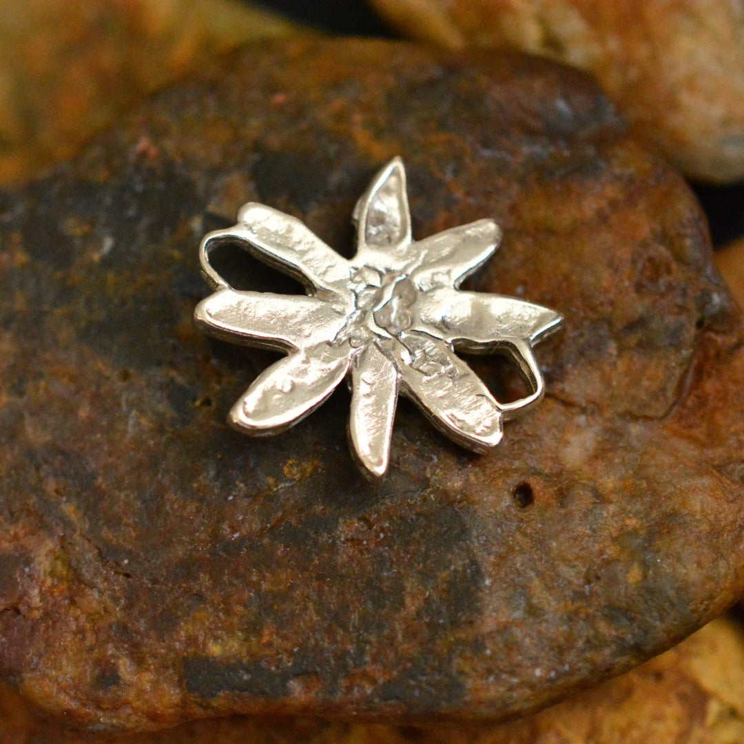925er Silberelement „Edelweißblüte“ mit goldenen Akzenten – handgefertigter Boho-Talisman für Harmonie, skulpturales Schmuckstück und Geschenk für Mutter, Tochter oder Freundin | Art Diva