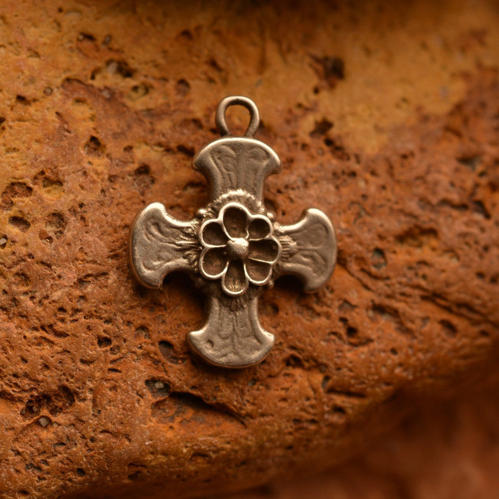 Kreuz-Anhänger mit Blume aus 925er Silber – kunstvolles Boho-Design | Art Diva