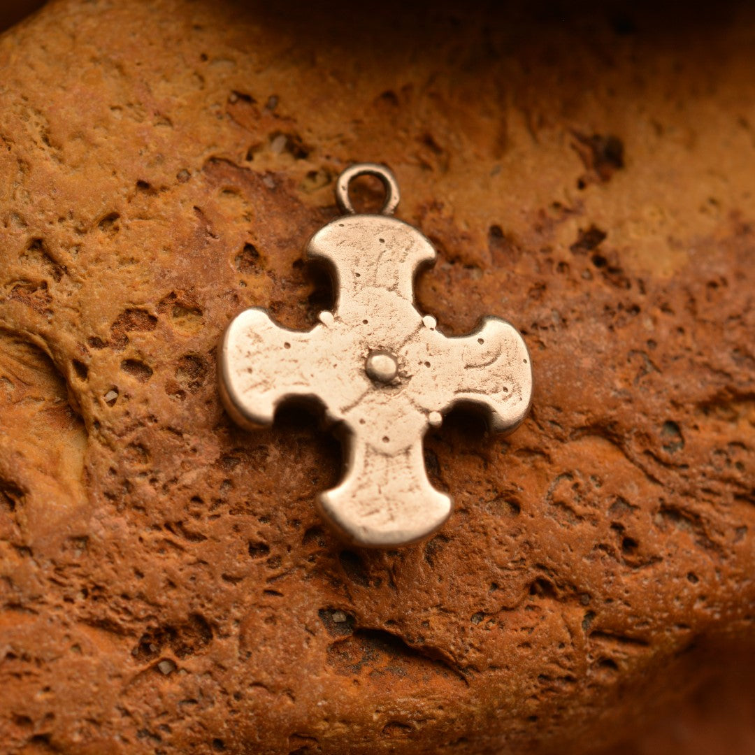 Kreuz-Anhänger mit Blume aus 925er Silber – kunstvolles Boho-Design | Art Diva
