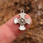 Kreuz-Anhänger mit Blume aus 925er Silber – kunstvolles Boho-Design | Art Diva