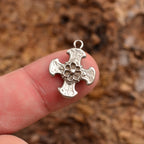 Kreuz-Anhänger mit Blume aus 925er Silber – kunstvolles Boho-Design | Art Diva