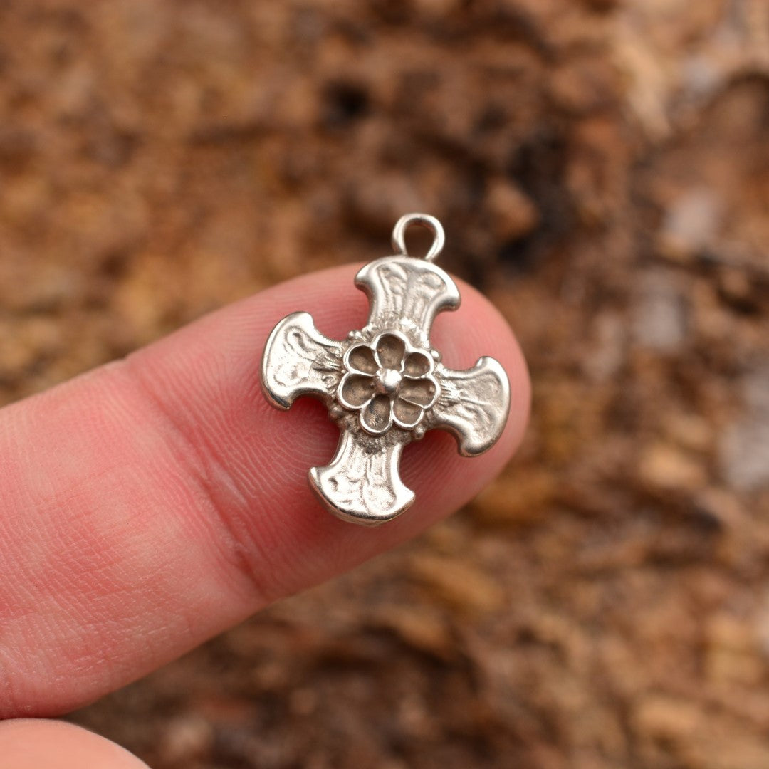 Kreuz-Anhänger mit Blume aus 925er Silber – kunstvolles Boho-Design | Art Diva