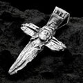 Сребърен кръст 925 с образ на Исус Христос – символ на вярата, надеждата и духовната закрила, ръчно изработен религиозен медальон в бохо-рустик стил от Арт Дива, заснет върху тъмен каменен фон.
