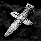 Сребърен кръст 925 с образ на Исус Христос – символ на вярата, надеждата и духовната закрила, ръчно изработен религиозен медальон в бохо-рустик стил от Арт Дива, заснет върху тъмен каменен фон.
