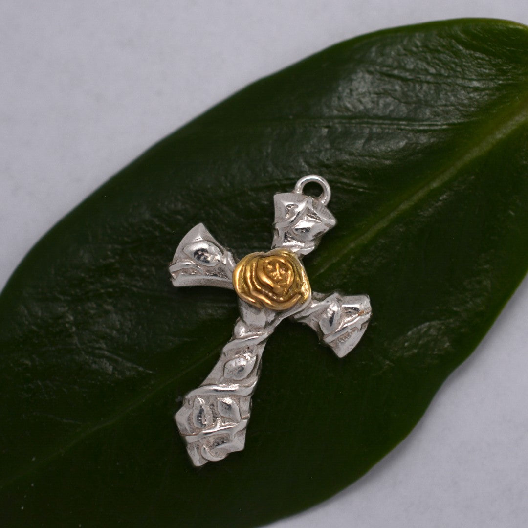 Kreuz-Anhänger mit Rose für Damen aus 925er Silber – kunstvolles Design | Art Diva