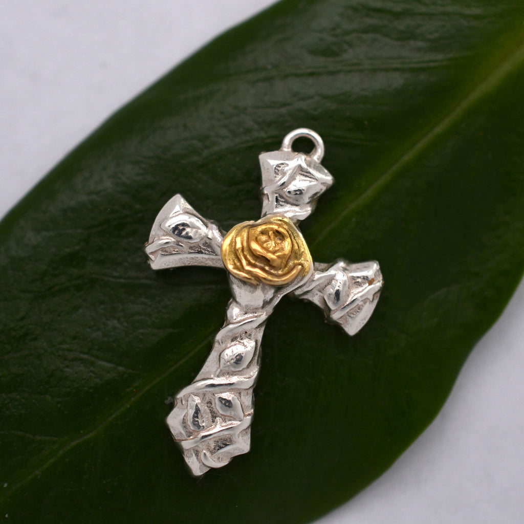 Kreuz-Anhänger mit Rose für Damen aus 925er Silber – kunstvolles Design | Art Diva