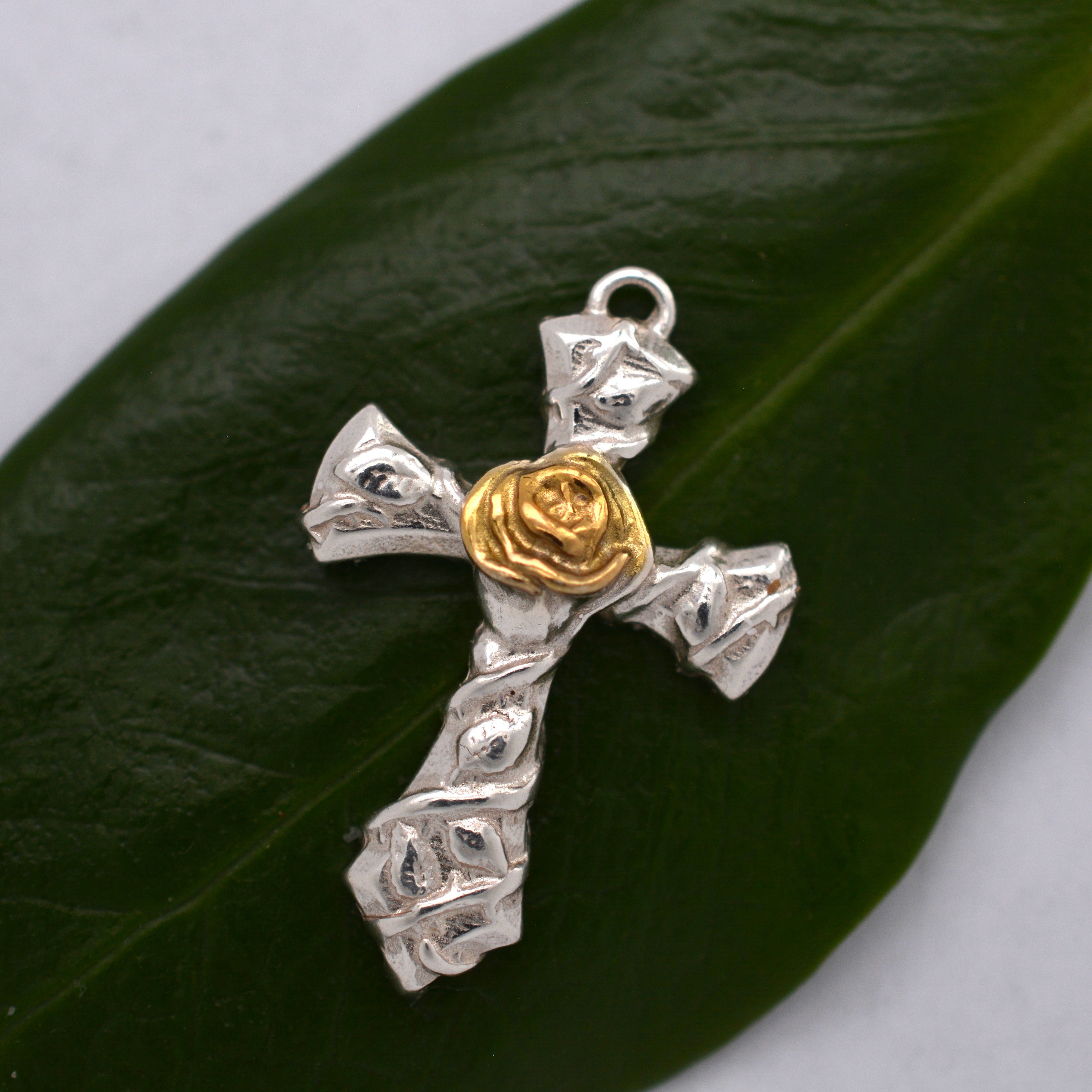 Kreuz-Anhänger mit Rose für Damen aus 925er Silber – kunstvolles Design | Art Diva