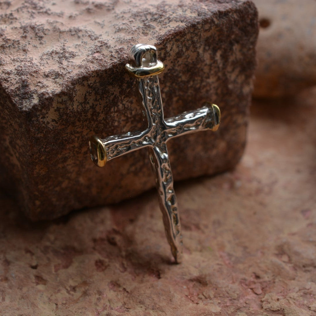 Kreuz-Anhänger für Herren aus 925er Silber mit goldfarbenen Akzenten – Boho- und rustikales Design | Art Diva
