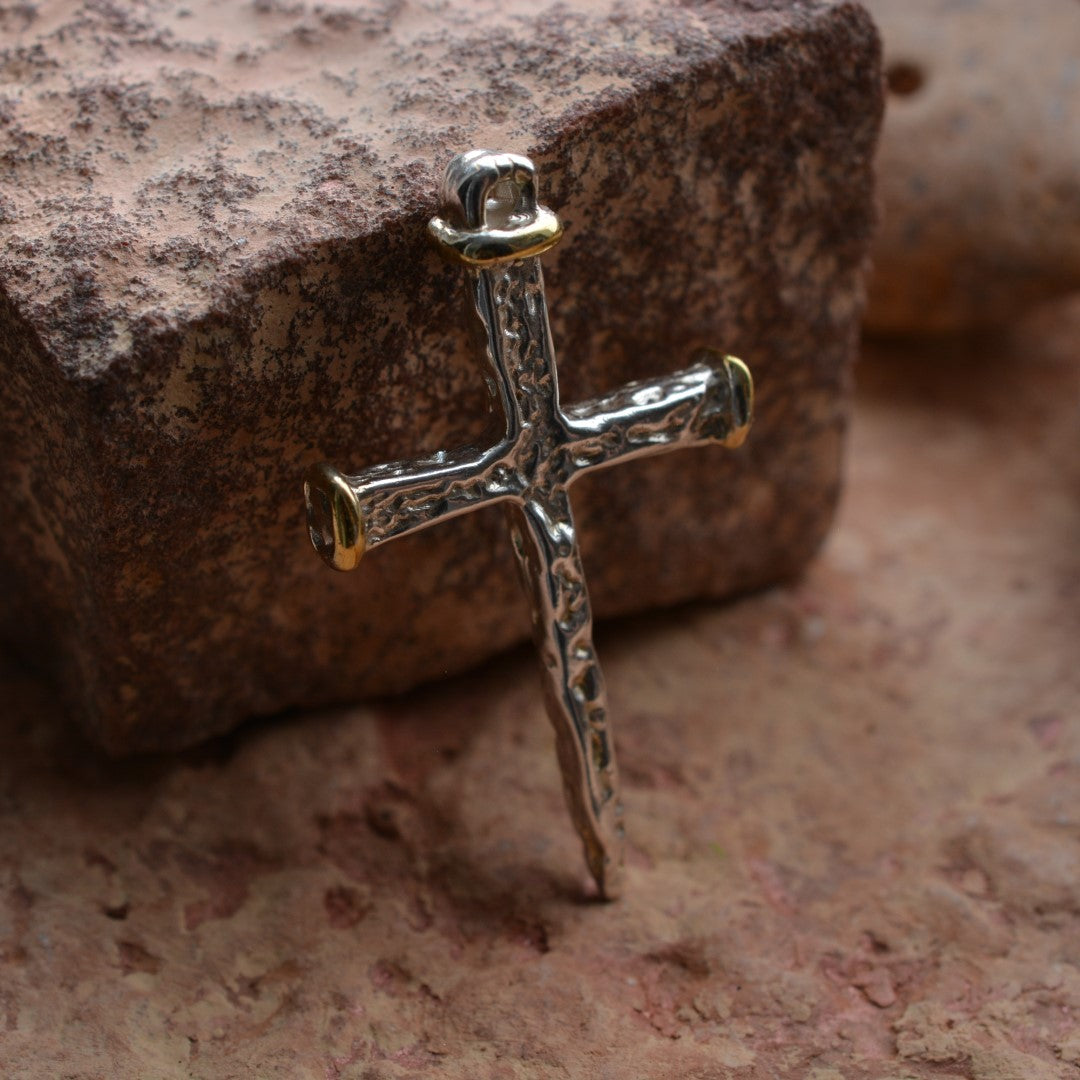 Kreuz-Anhänger für Herren aus 925er Silber mit goldfarbenen Akzenten – Boho- und rustikales Design | Art Diva