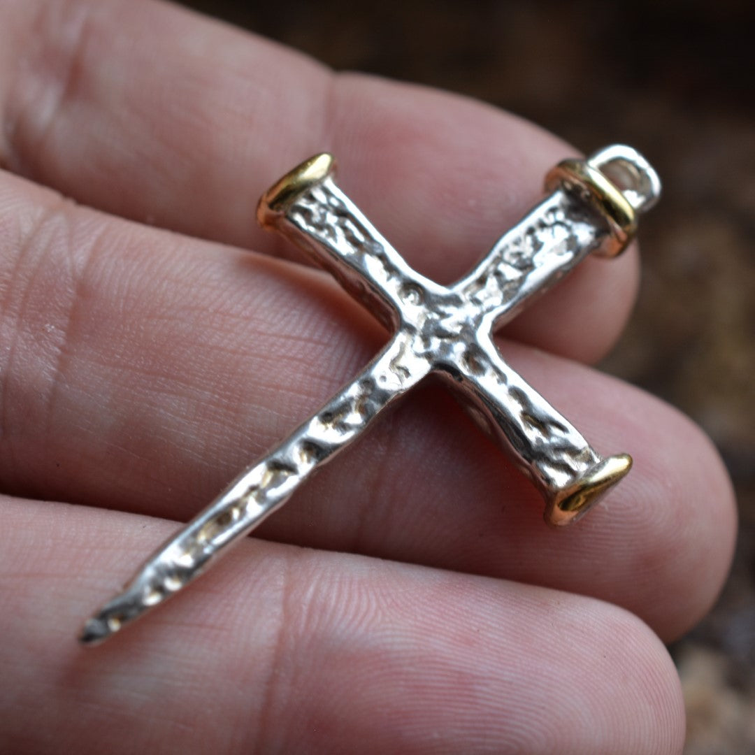 Kreuz-Anhänger für Herren aus 925er Silber mit goldfarbenen Akzenten – Boho- und rustikales Design | Art Diva