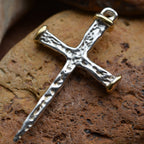 Kreuz-Anhänger für Herren aus 925er Silber mit goldfarbenen Akzenten – Boho- und rustikales Design | Art Diva
