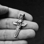 Kreuz-Anhänger mit der Jungfrau Maria und dem Jesuskind aus 925er Silber – handgefertigtes christliches Symbol für Glauben und Schutz | Art Diva