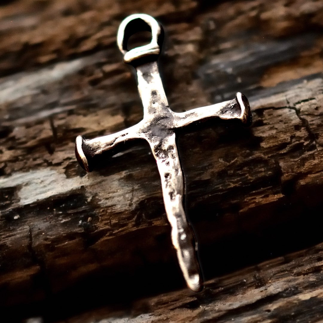 Rustikaler Nagelkreuz-Anhänger aus Silber – handgefertigtes Schmuckstück mit Charakter, Symbol für Glauben und Stärke | Art Diva