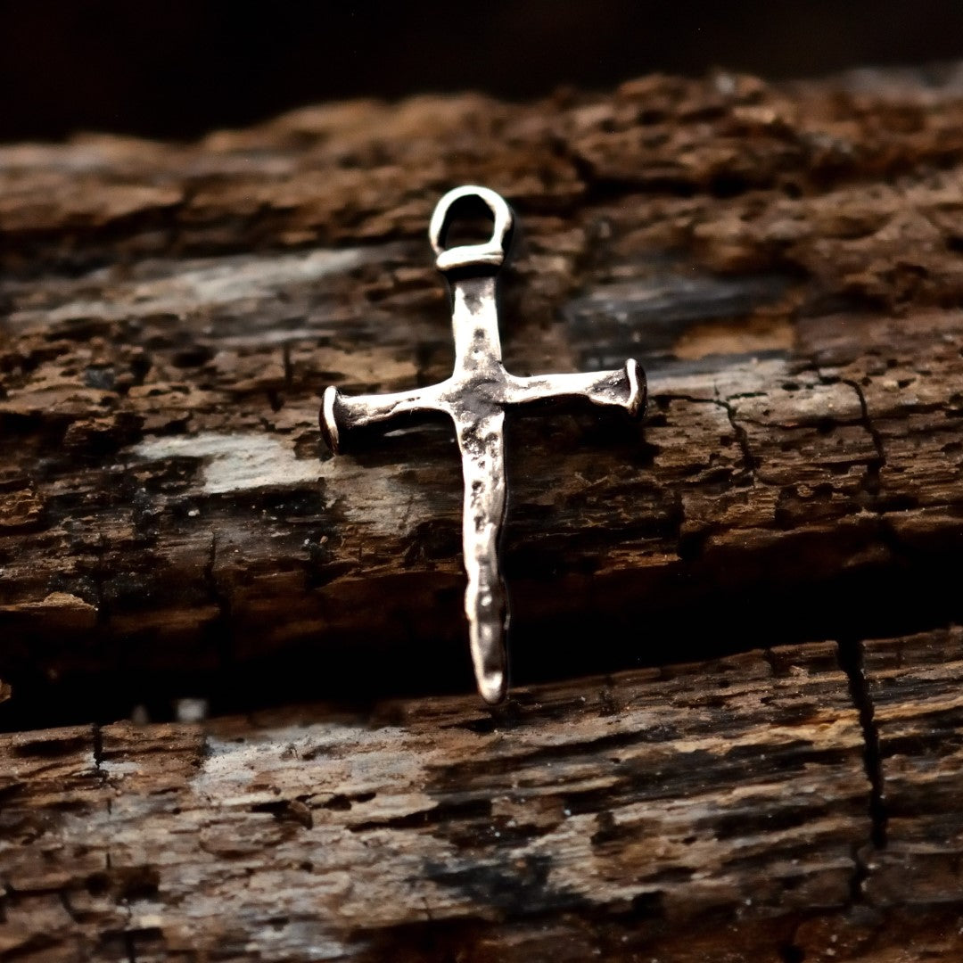 Rustikaler Nagelkreuz-Anhänger aus Silber – handgefertigtes Schmuckstück mit Charakter, Symbol für Glauben und Stärke | Art Diva