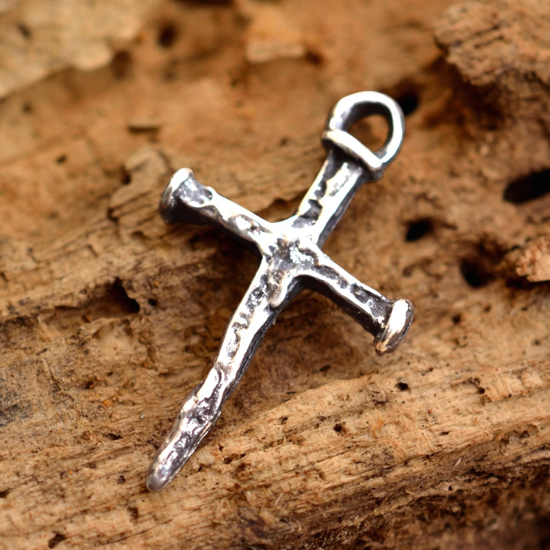 Rustikaler Nagelkreuz-Anhänger aus Silber – handgefertigtes Schmuckstück mit Charakter, Symbol für Glauben und Stärke | Art Diva