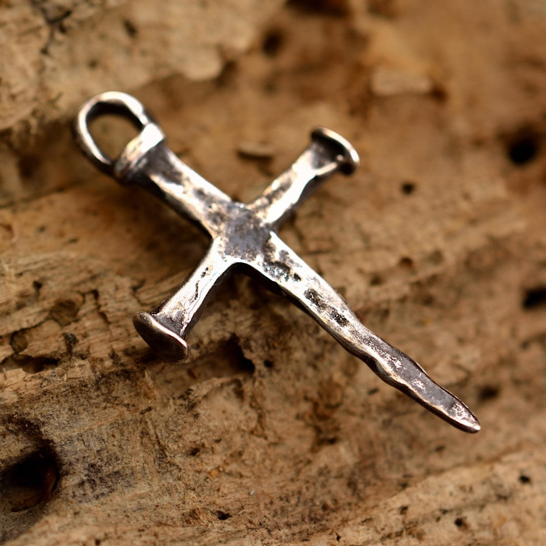 Rustikaler Nagelkreuz-Anhänger aus Silber – handgefertigtes Schmuckstück mit Charakter, Symbol für Glauben und Stärke | Art Diva