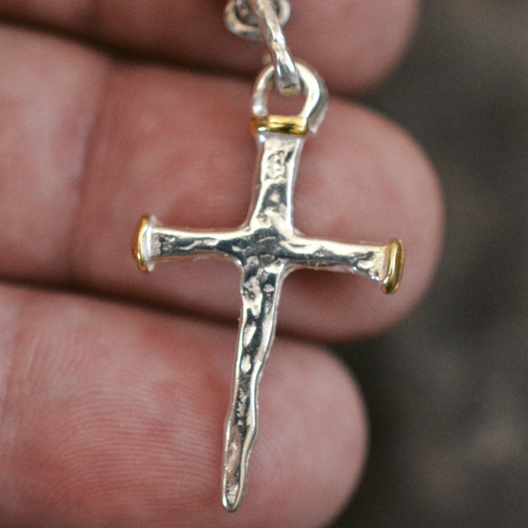 Nagelkreuz-Anhänger aus 925er Silber mit vergoldeten Akzenten – Talisman für Glauben und Stärke, handgefertigt im rustikalen Stil | Art Diva