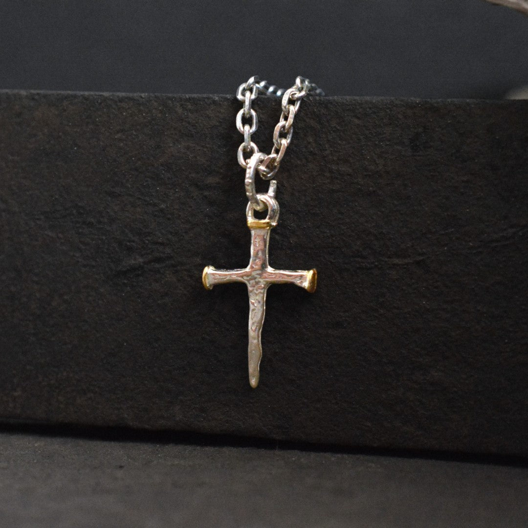 Nagelkreuz-Anhänger aus 925er Silber mit vergoldeten Akzenten – Talisman für Glauben und Stärke, handgefertigt im rustikalen Stil | Art Diva