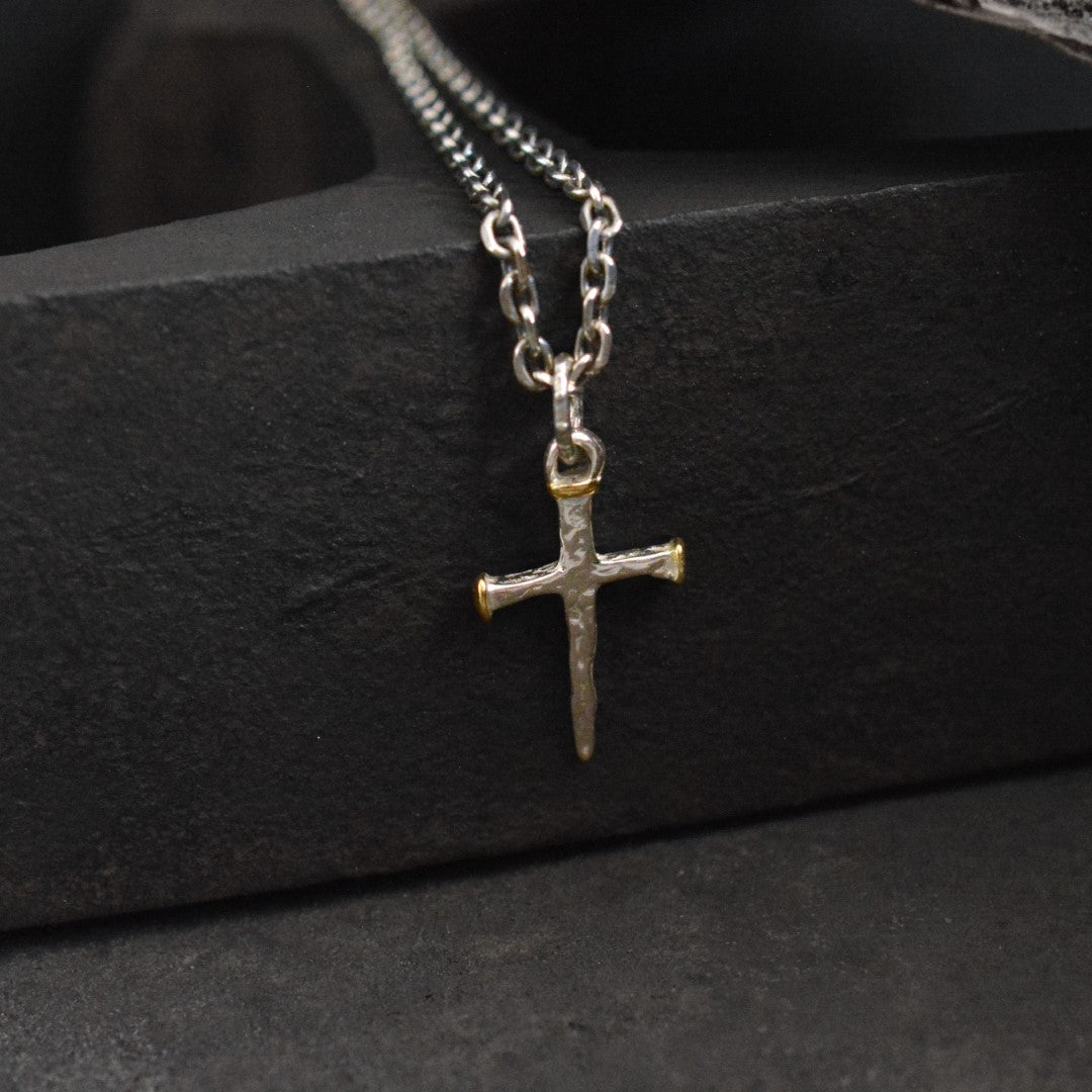 Nagelkreuz-Anhänger aus 925er Silber mit vergoldeten Akzenten – Talisman für Glauben und Stärke, handgefertigt im rustikalen Stil | Art Diva