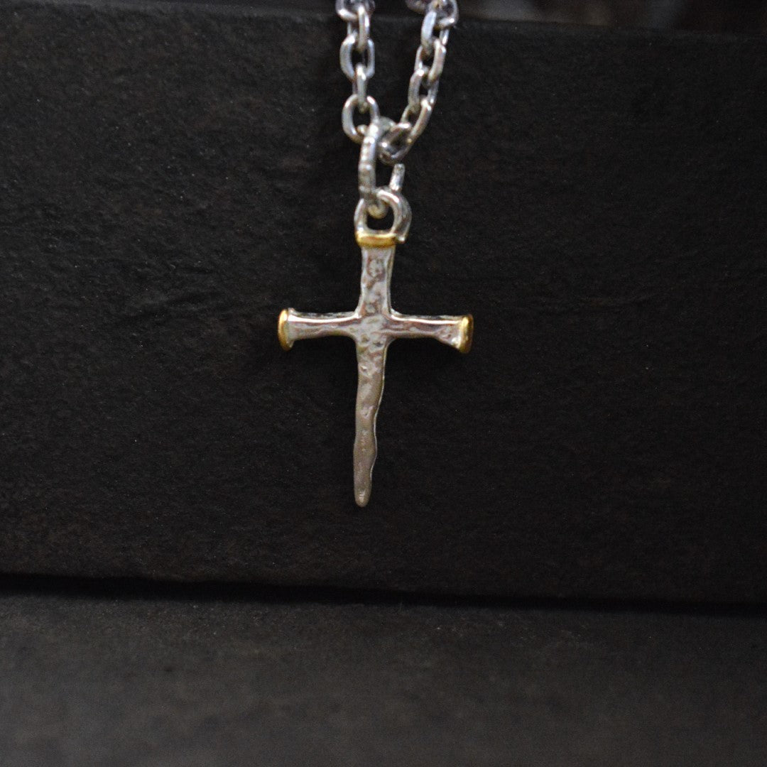 Nagelkreuz-Anhänger aus 925er Silber mit vergoldeten Akzenten – Talisman für Glauben und Stärke, handgefertigt im rustikalen Stil | Art Diva