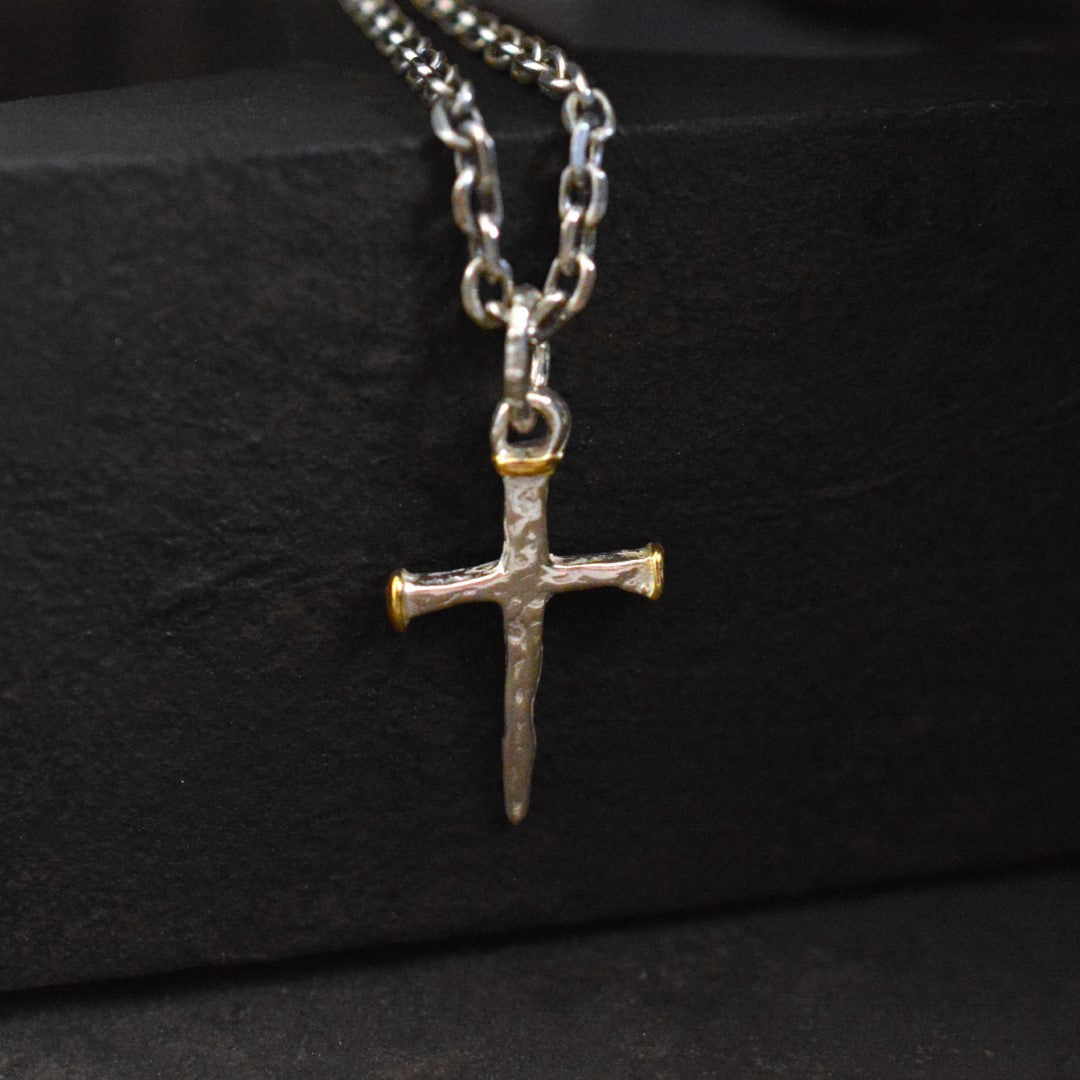 Nagelkreuz-Anhänger aus 925er Silber mit vergoldeten Akzenten – Talisman für Glauben und Stärke, handgefertigt im rustikalen Stil | Art Diva