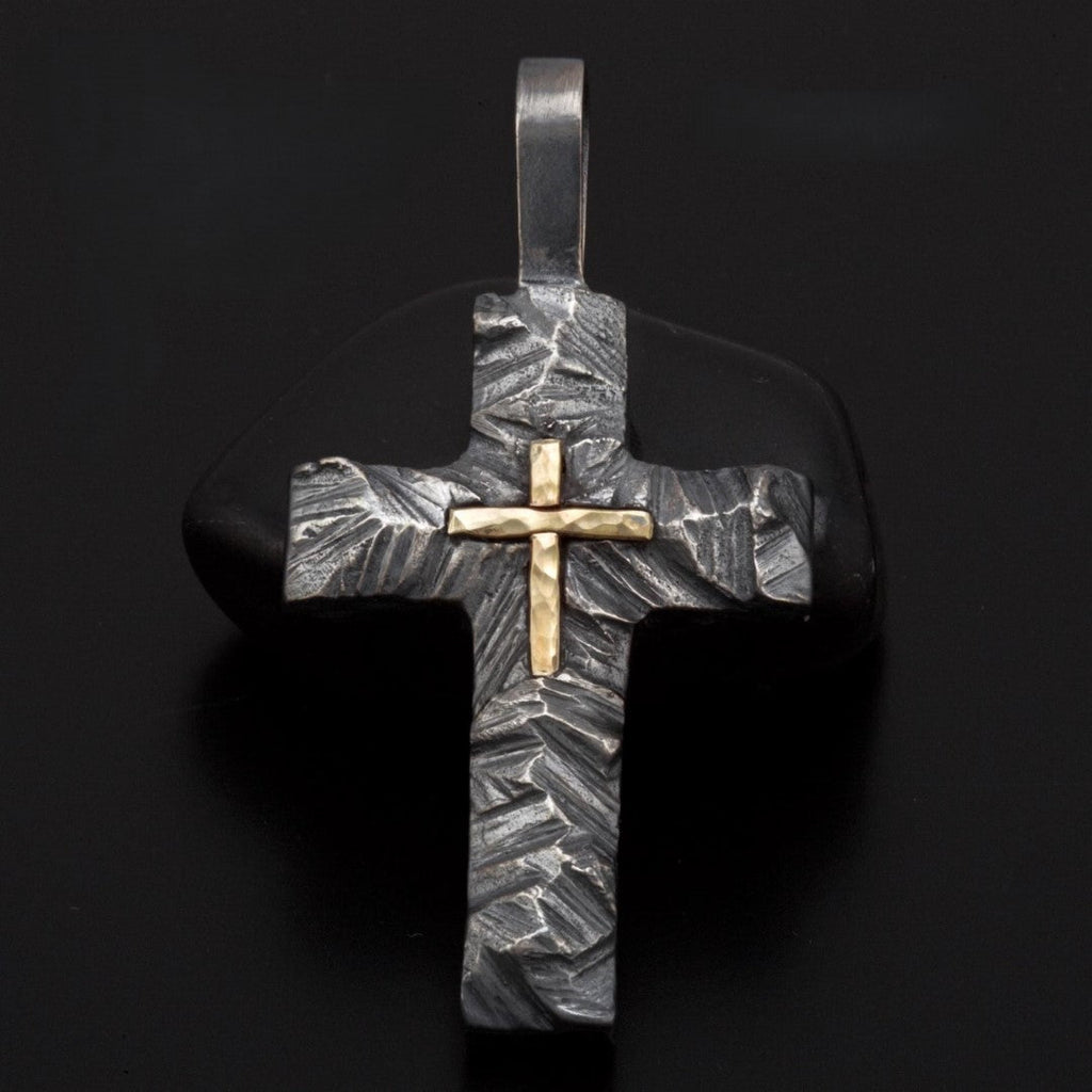 Kreuz-Anhänger mit Relief aus Silber und goldenem Akzent – handgefertigtes Symbol für Glauben und spirituelle Stärke | Art Diva