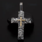 Kreuz-Anhänger mit Relief aus Silber und goldenem Akzent – handgefertigtes Symbol für Glauben und spirituelle Stärke | Art Diva