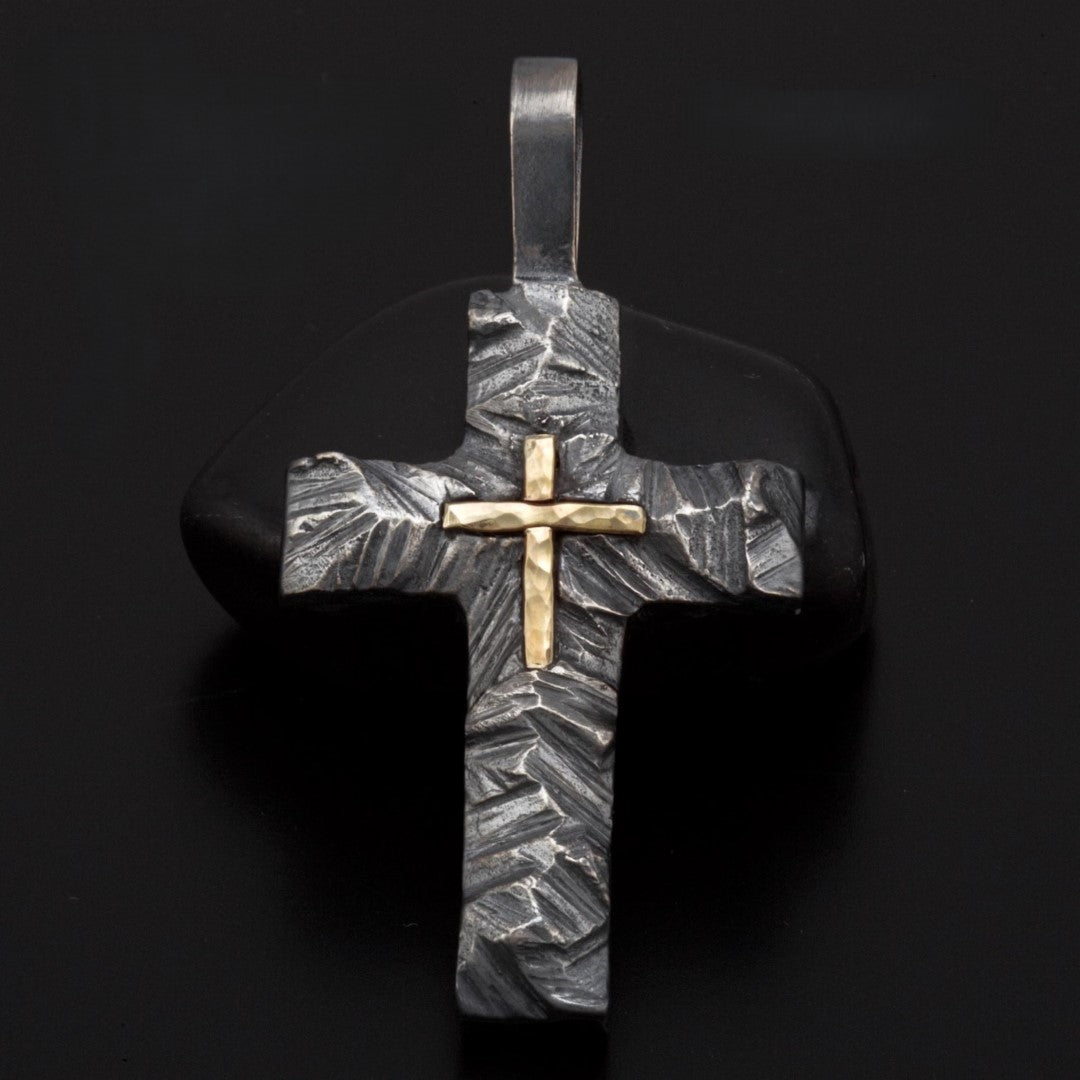 Kreuz-Anhänger mit Relief aus Silber und goldenem Akzent – handgefertigtes Symbol für Glauben und spirituelle Stärke | Art Diva