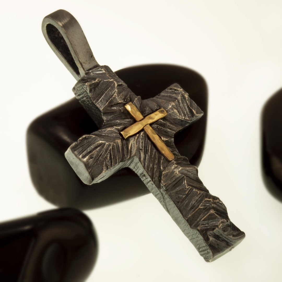 Kreuz-Anhänger mit Relief aus Silber und goldenem Akzent – handgefertigtes Symbol für Glauben und spirituelle Stärke | Art Diva