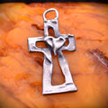 Kreuz-Anhänger mit Herz aus 925er Silber – oxidierter Skulpturenschmuck als Symbol für Glauben und Liebe | Art Diva
