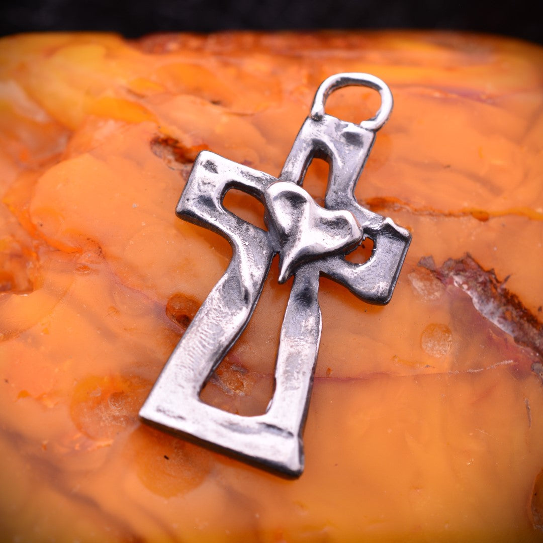 Kreuz-Anhänger mit Herz aus 925er Silber – oxidierter Skulpturenschmuck als Symbol für Glauben und Liebe | Art Diva