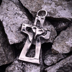 Kreuz-Anhänger mit Herz aus 925er Silber – oxidierter Skulpturenschmuck als Symbol für Glauben und Liebe | Art Diva