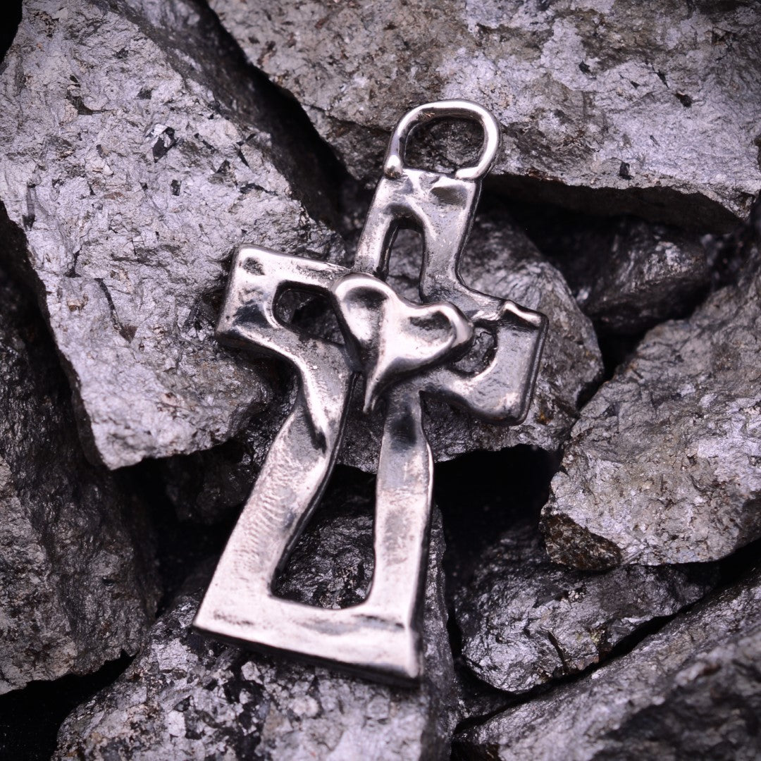 Kreuz-Anhänger mit Herz aus 925er Silber – oxidierter Skulpturenschmuck als Symbol für Glauben und Liebe | Art Diva