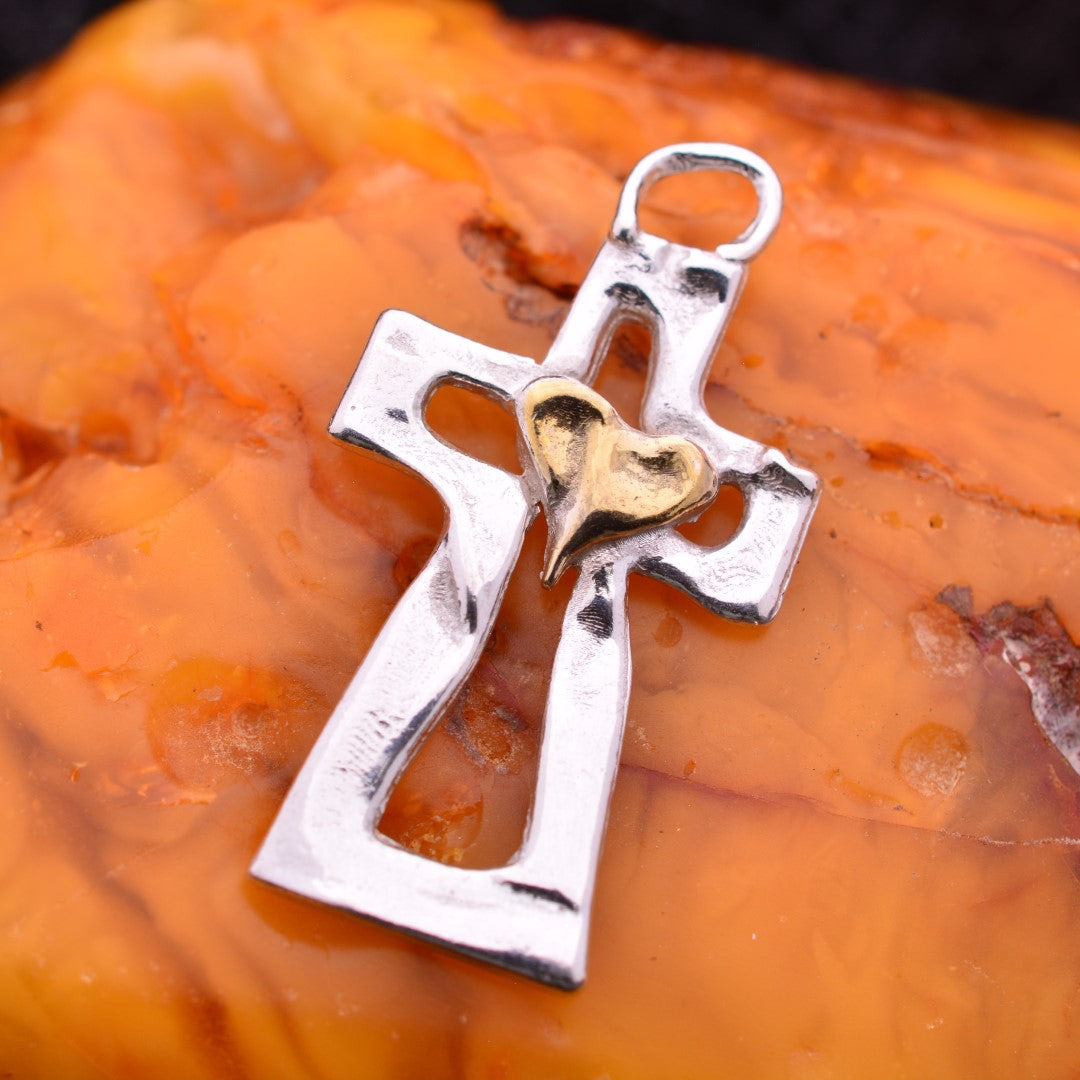 Kreuz-Anhänger mit Herz aus 925er Silber und goldfarbenen Akzenten – Skulpturenschmuck als Symbol für Glauben und Liebe | Art Diva