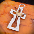 Kreuz-Anhänger mit Herz aus 925er Silber und goldfarbenen Akzenten – Skulpturenschmuck als Symbol für Glauben und Liebe | Art Diva