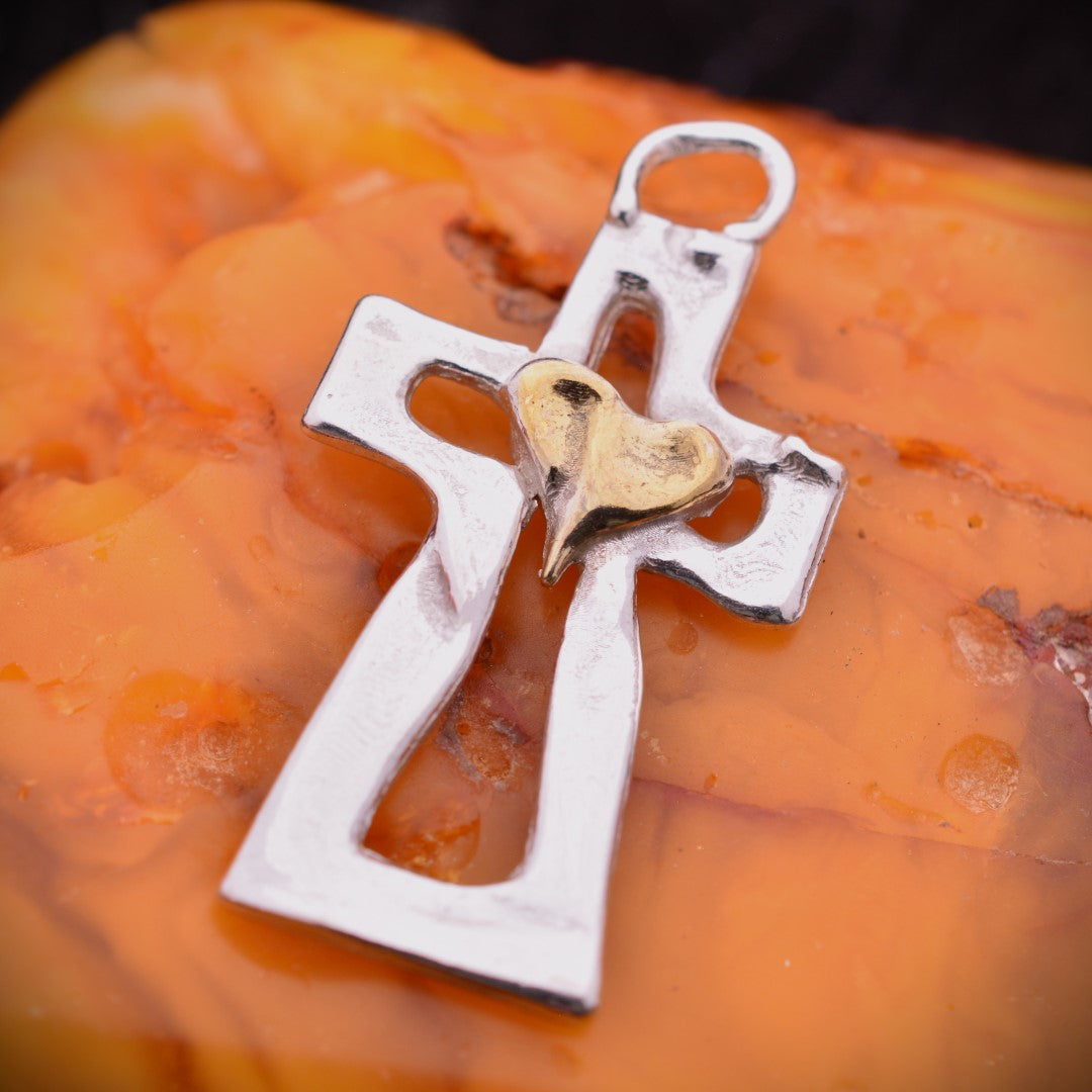 Kreuz-Anhänger mit Herz aus 925er Silber und goldfarbenen Akzenten – Skulpturenschmuck als Symbol für Glauben und Liebe | Art Diva
