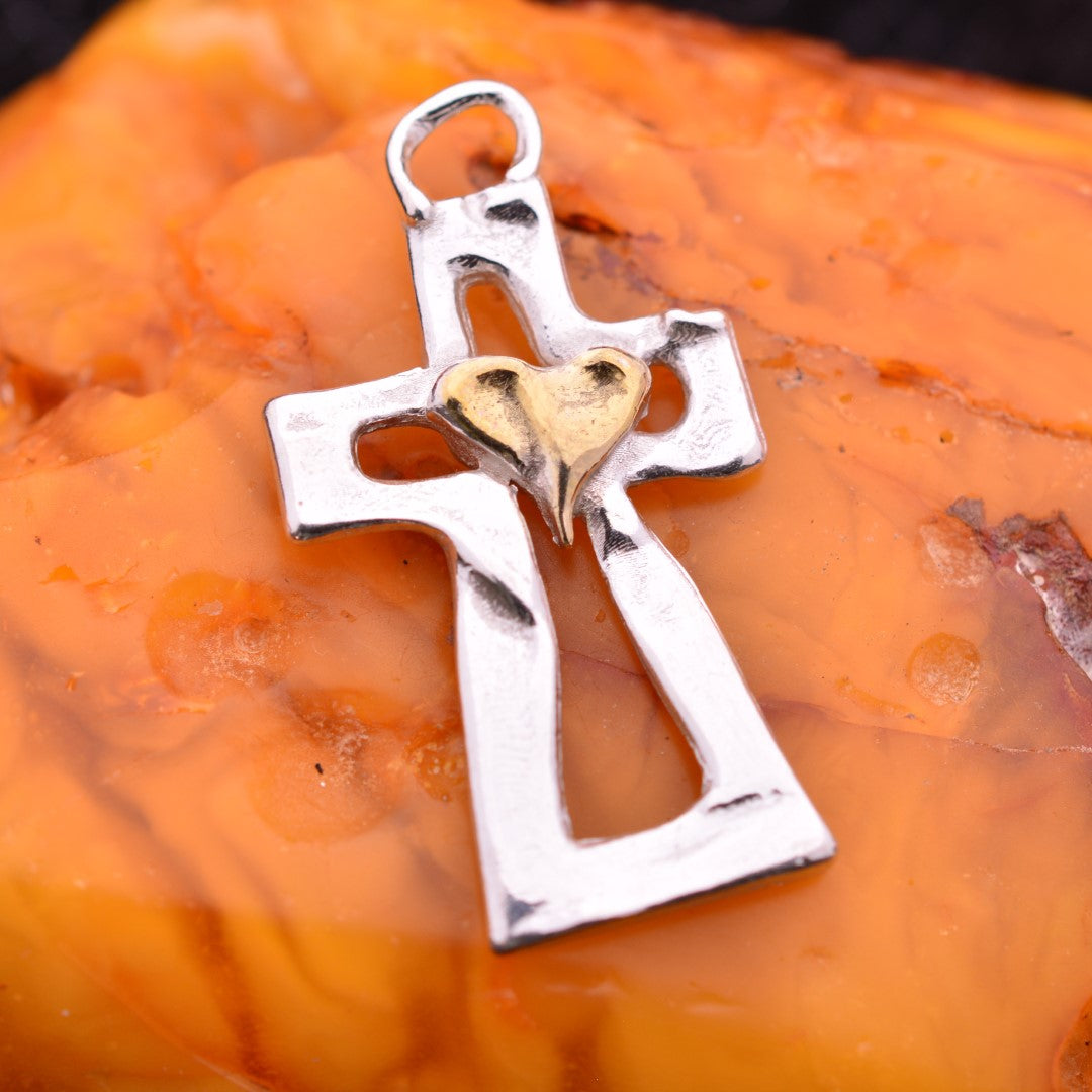 Kreuz-Anhänger mit Herz aus 925er Silber und goldfarbenen Akzenten – Skulpturenschmuck als Symbol für Glauben und Liebe | Art Diva