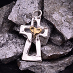 Kreuz-Anhänger mit Herz aus 925er Silber und goldfarbenen Akzenten – Skulpturenschmuck als Symbol für Glauben und Liebe | Art Diva