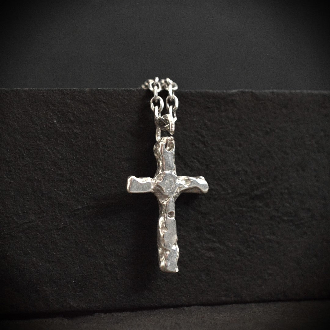 Kreuz-Anhänger für Herren aus 925er Silber – handgefertigtes Symbol für Glauben und spirituelle Stärke | Art Diva