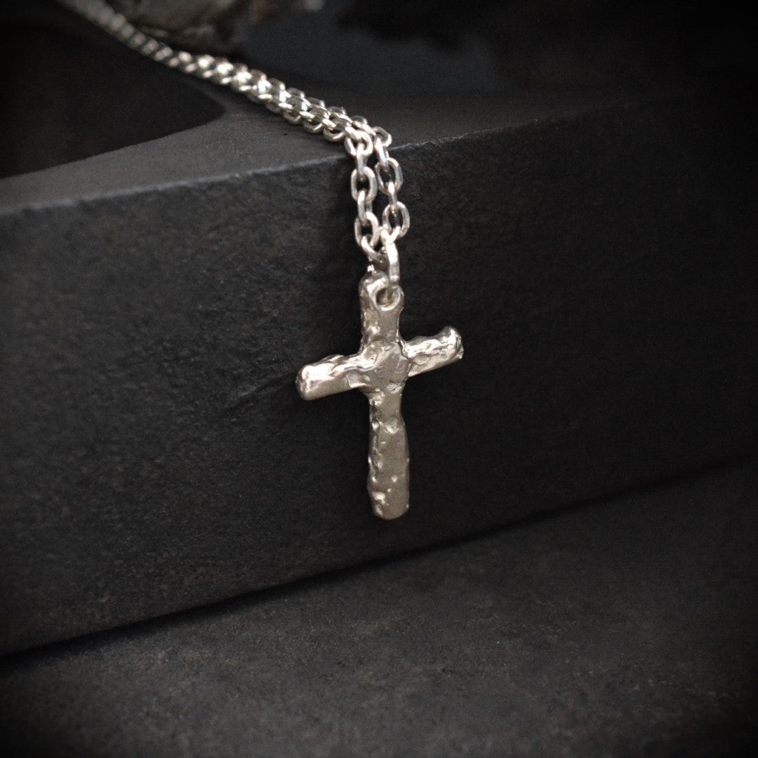 Kreuz-Anhänger für Herren aus 925er Silber – handgefertigtes Symbol für Glauben und spirituelle Stärke | Art Diva