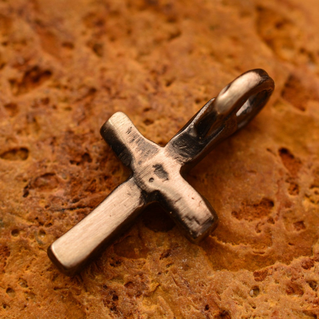 „Kleines Kreuz“-Anhänger aus 925er Silber – handgefertigter Schmuck im Boho- und rustikalen Stil | Art Diva