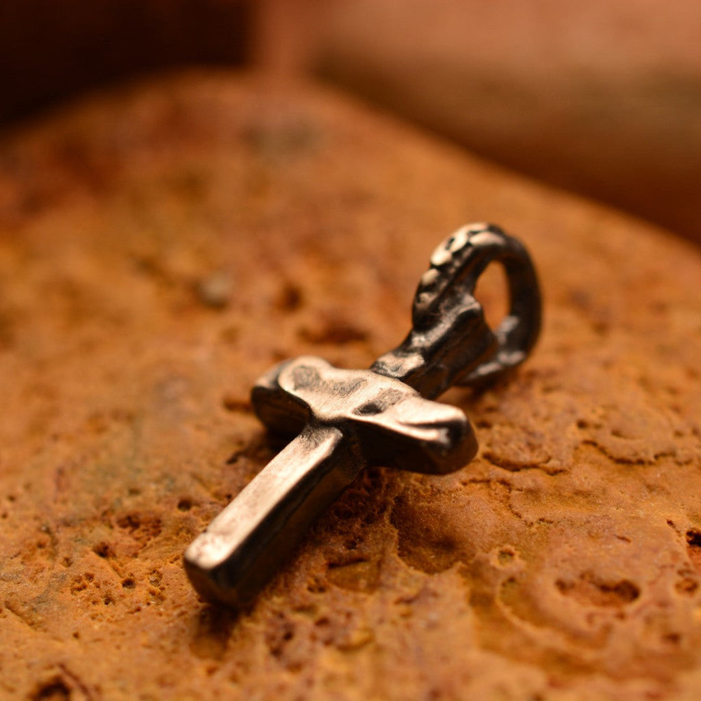 „Kleines Kreuz“-Anhänger aus 925er Silber – handgefertigter Schmuck im Boho- und rustikalen Stil | Art Diva