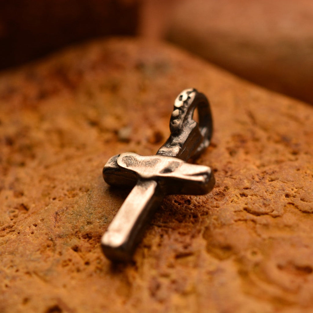 „Kleines Kreuz“-Anhänger aus 925er Silber – handgefertigter Schmuck im Boho- und rustikalen Stil | Art Diva