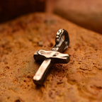 „Kleines Kreuz“-Anhänger aus 925er Silber – handgefertigter Schmuck im Boho- und rustikalen Stil | Art Diva