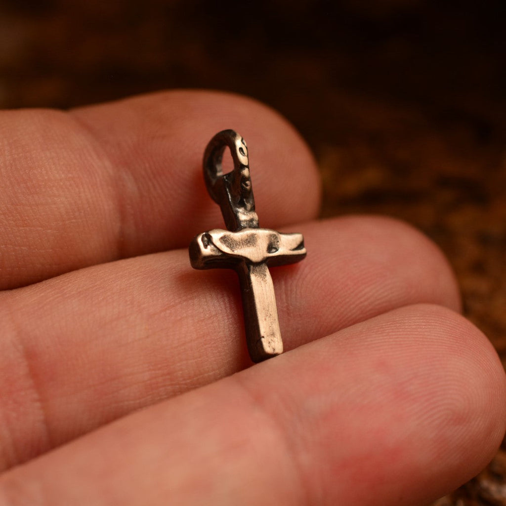 „Kleines Kreuz“-Anhänger aus 925er Silber – handgefertigter Schmuck im Boho- und rustikalen Stil | Art Diva