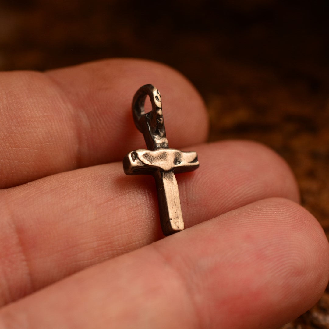 „Kleines Kreuz“-Anhänger aus 925er Silber – handgefertigter Schmuck im Boho- und rustikalen Stil | Art Diva