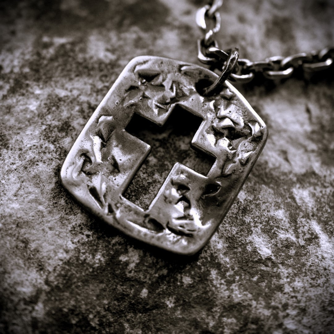 Großer massiver Herren-Kreuzanhänger aus 925er Silber mit strukturierter Oberfläche – teilweise oxidiert im Vintage-Stil | Art Diva