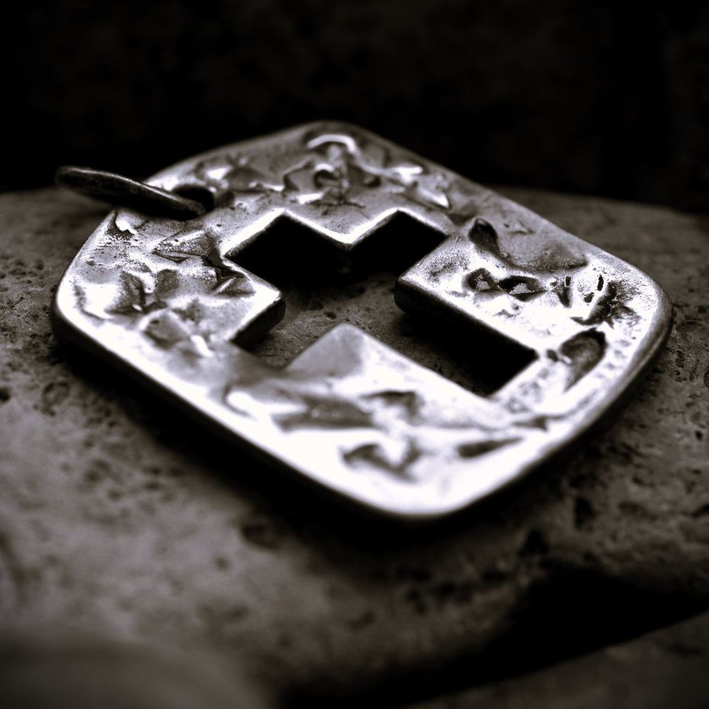 Großer massiver Herren-Kreuzanhänger aus 925er Silber mit strukturierter Oberfläche – teilweise oxidiert im Vintage-Stil | Art Diva