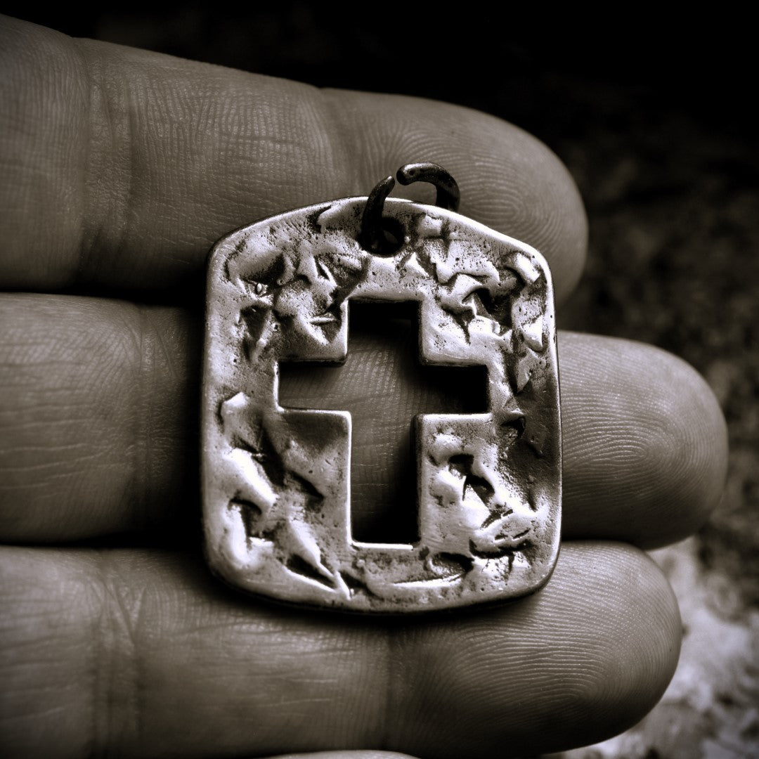 Großer massiver Herren-Kreuzanhänger aus 925er Silber mit strukturierter Oberfläche – teilweise oxidiert im Vintage-Stil | Art Diva
