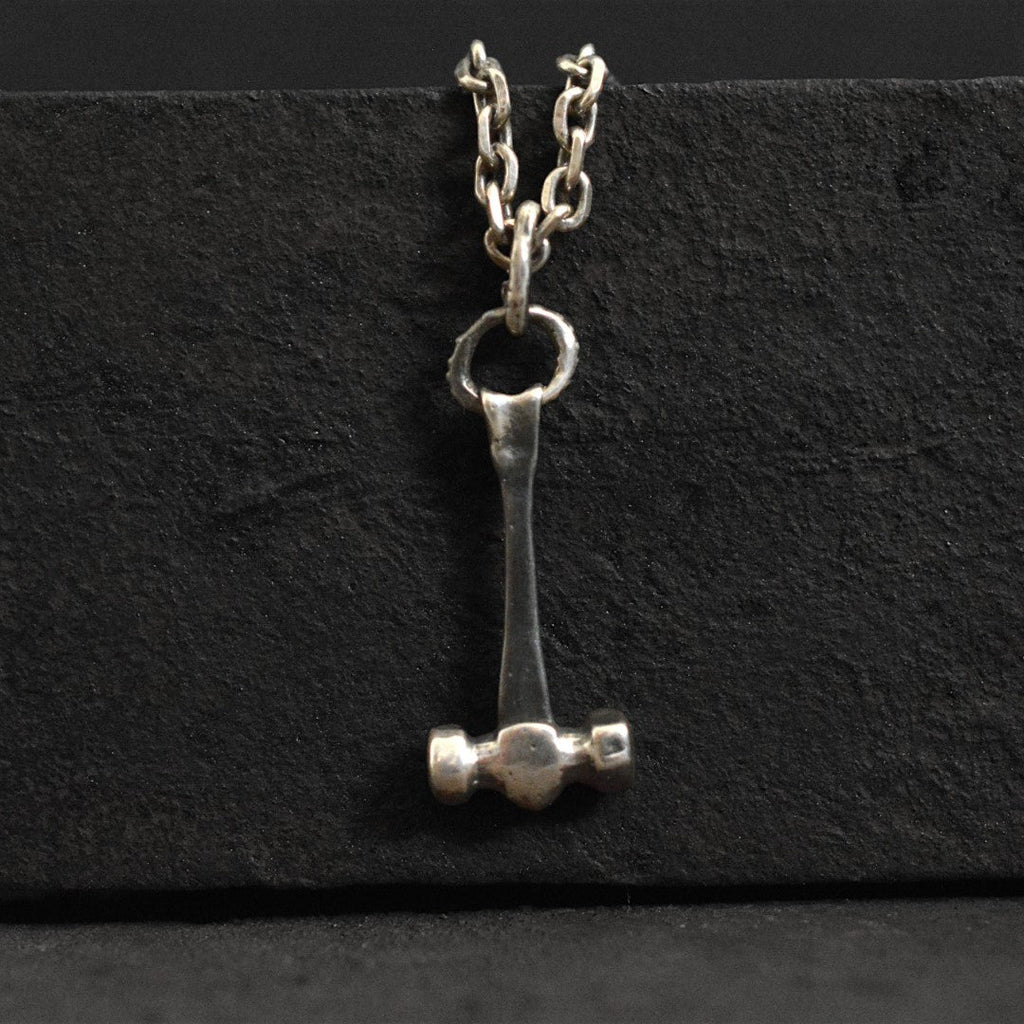„Thors Hammer“ – handgefertigter Herren-Anhänger aus 925er Silber, Skulpturenschmuck im Boho- und rustikalen Stil | Art Diva